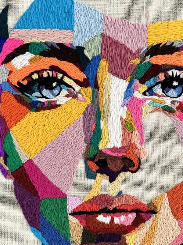 Textielportret wise met open, eerlijke blik op ongebleekt katoen