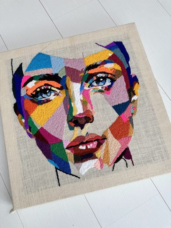 Textielportretten uit Soul Searching als reactie op zielloze AI-beelden