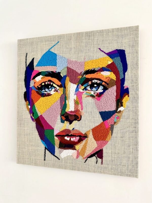 Detail van open borduurvlakken en jute in textielkunstwerk Wise