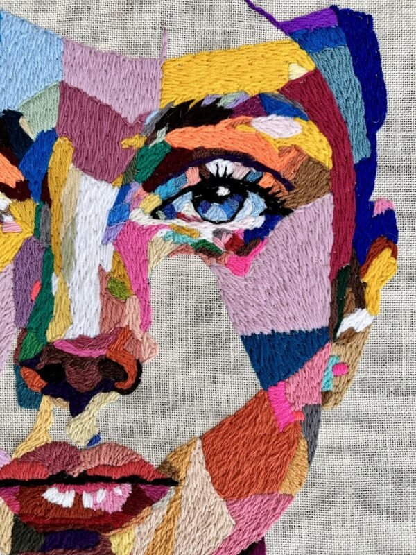 Textielportret Wise op jute met kalme, observerende blik