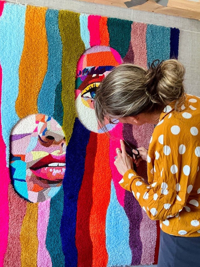 Textielkunstserie Beneath the Surface met gefragmenteerde portretten en gelaagde structuren
