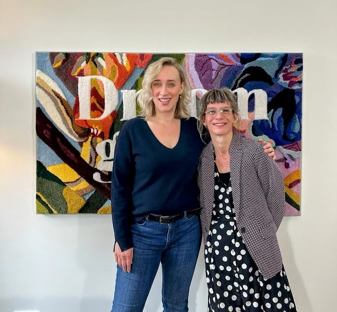 Het textiel kunstwerk van Lisette van Maurik in de woonkamer van Eva Jinek.